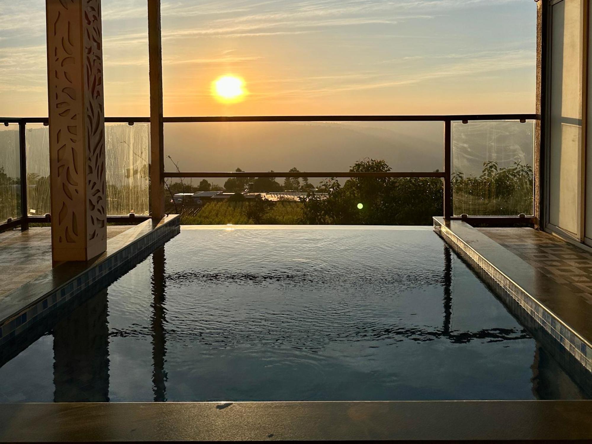 Hollywood Palace Resort Panchgani Exteriör bild